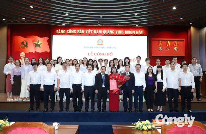 Phó Chánh án Nguyễn Biên Thùy chụp ảnh cùng tập thể cán bộ đơn vị Vụ Pháp chế và Quản lý khoa học.
