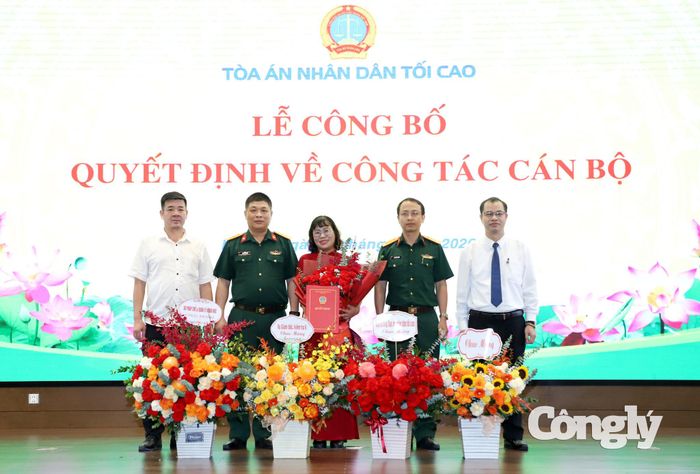 Đại diện các đơn vị tặng hoa chúc mừng đồng chí Nguyễn Thị Thu Hương.