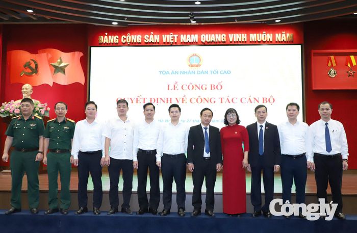 Đồng chí Nguyễn Biên Thùy cùng đại diện lãnh đạo các đơn vị TANDTC, Tòa án quân sự Trung ương chụp ảnh lưu niệm.