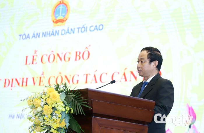 Phó Chánh án Nguyễn Biên Thùy phát biểu giao nhiệm vụ.