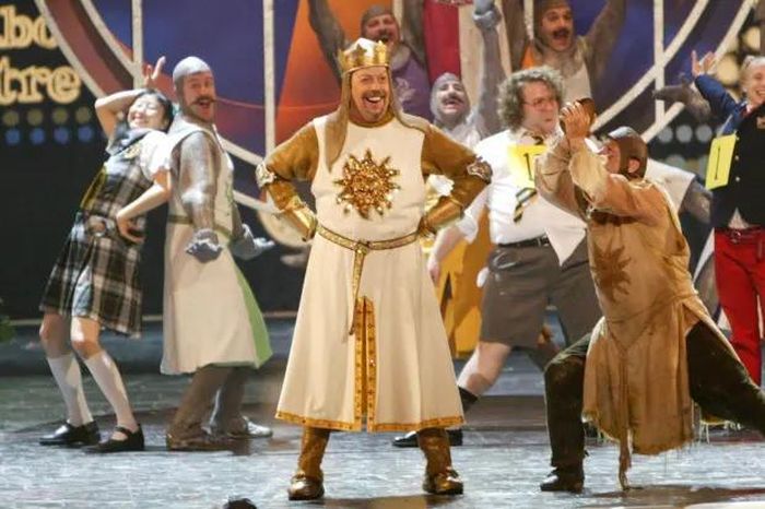 Tim Curry, ở giữa, xuất hiện cùng các thành viên đoàn diễn viên của các vở kịch Broadway được đề cử tại Lễ trao giải Tony năm 2005 tại Radio City Music Hall ở New York vào ngày 5/6/2005. Ảnh: Associated Press