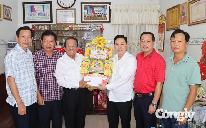Ông Ngô Vũ Đại (thứ 3 từ trái qua) đã phát huy uy tín của mình trong tuyên truyền, vận động cộng đồng người Hoa giữ gìn ANTT địa phương