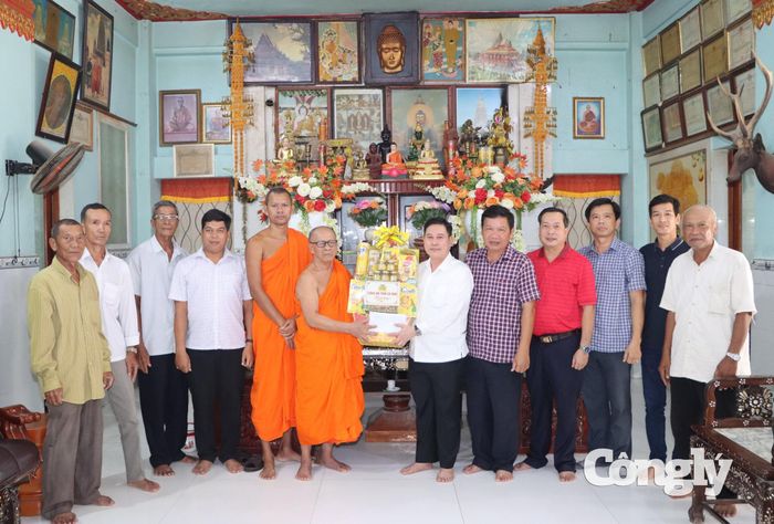 Hòa thượng Hữu Hinh (thứ 6 từ trái qua) là một chức sắc cao tăng, có uy tín, vai trò ảnh hưởng lớn đối với chư tăng, phật tử đồng bào Khmer