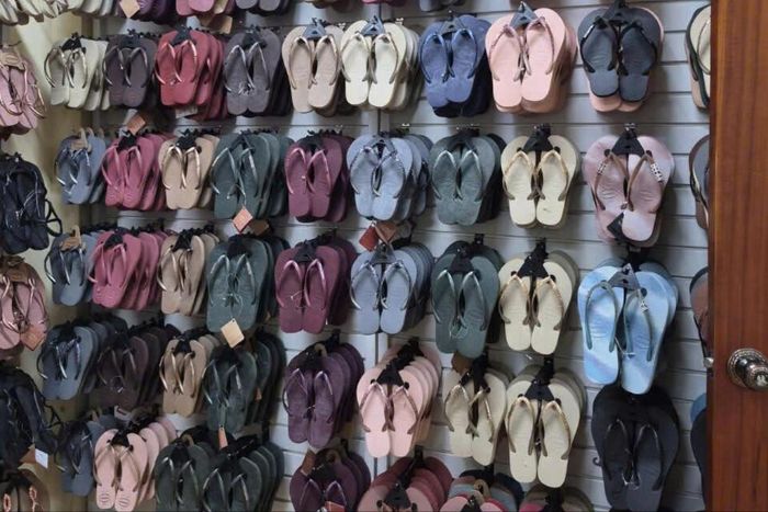 Công an thu giữ trên 11.000 đôi dép giả mạo nhãn hiệu “Havaianas” khi kiểm tra kho hàng. (Ảnh: Công an cung cấp)