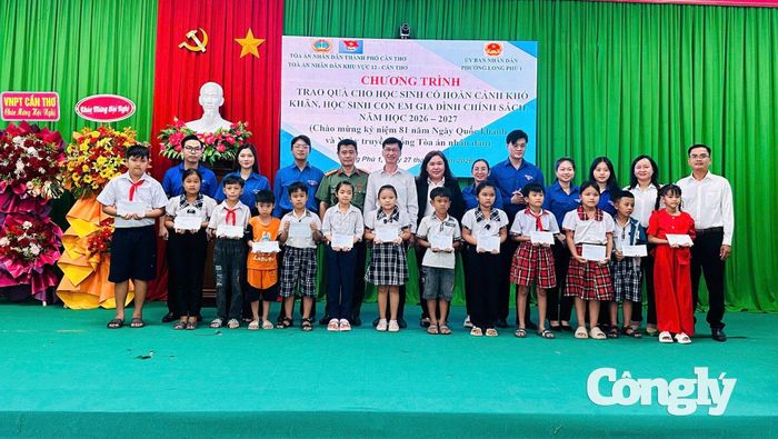 Ông Nguyễn Hoàng Lâm, Phó Chánh án TAND TP Cần Thơ và bà Nguyễn Thị Thúy Ngoan, Chánh án TAND khu vực 12 - Cần Thơ trao quà cho các em học sinh