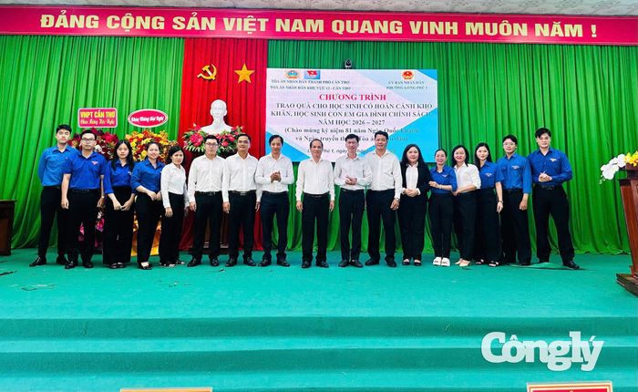 Các đại biểu chụp hình lưu niệm