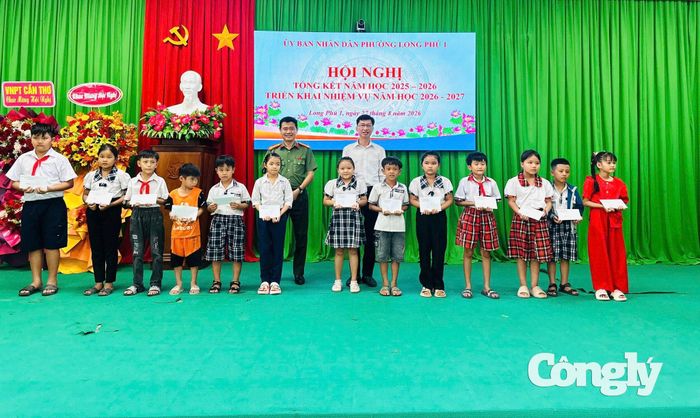 Đại diện TAND TP Cần Thơ và UBND phường Long Phú 1 trao quà cho các em học sinh