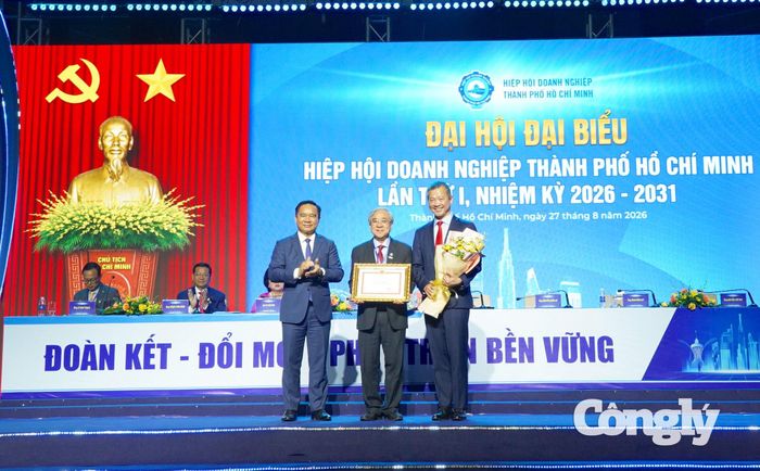 Chủ tịch UBND TP.HCM Nguyễn Văn Được tặng Bằng khen cho Hiệp hội Doanh nghiệp TP.HCM.