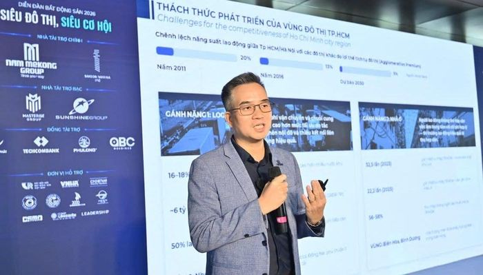 Ông Nguyễn Đỗ Dũng, Tổng giám đốc công ty tư vấn quốc tế enCity trình bày tại Diễn đàn bất động sản 2026 "Siêu đô thị, siêu cơ hội". Ảnh: BTC