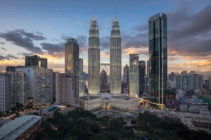 Tháp đôi Petronas từng giữ danh hiệu tòa nhà cao nhất thế giới vào thời điểm khánh thành và hiện vẫn là tòa tháp đôi cao nhất thế giới. Ảnh: BRG