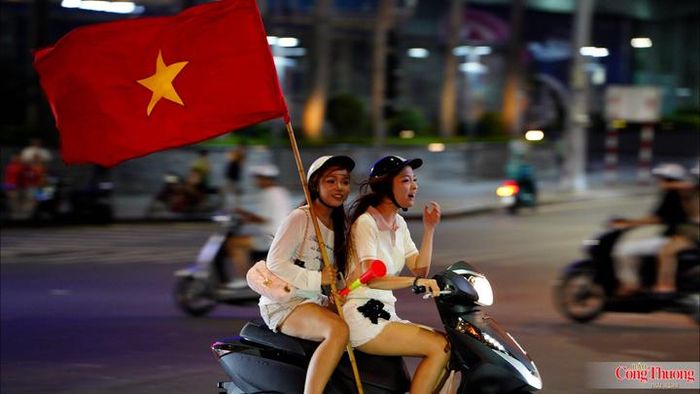 Sắc đỏ nhuộm thắm phố phường cùng những lá cờ Tổ quốc tung bay trong gió là niềm tự hào của người dân, đặc biệt trong không khí chiến thắng đầy ý nghĩa mà đội tuyển Việt Nam vừa mang lại.