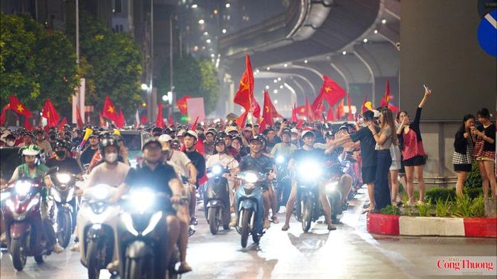 Không khí sôi động, náo nhiệt của dòng người 'đi bão' cũng tràn ngập trên các tuyến đường lớn của Hà Nội.