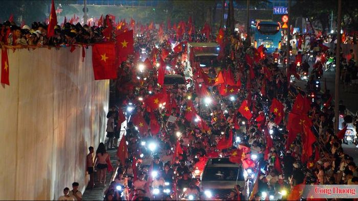 Tại khu vực hầm Kim Liên (Hà Nội), dòng người cả bên trên và bên dưới đều chật cứng, song tất cả đều chung tâm trạng phấn khích, tự hào và vui mừng.