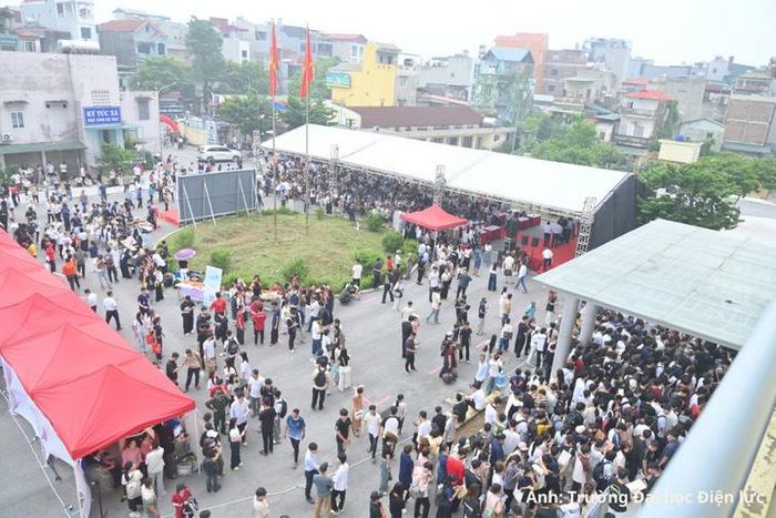 Không khí rộn ràng chào đón tân sinh viên D21 nhập học tại cơ sở 3, số 126 Phố Xốm, phường Phú Lương, Thành phố Hà Nội.