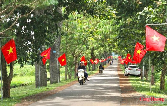 Trong những ngày tháng Tám và hướng tới Quốc khánh 2/9, sắc cờ nối dài trên những cung đường làm nổi bật tinh thần yêu nước.
