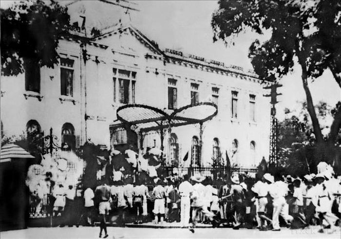 Quần chúng cách mạng và tự vệ chiếm Phủ Khâm sai (Bắc Bộ phủ), ngày 19/8/1945. Cách mạng tháng Tám thành công tại Hà Nội. Ảnh tư liệu: TTXVN