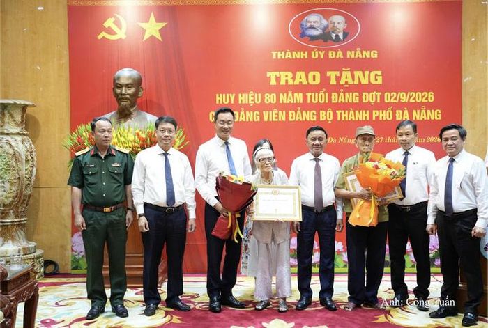 Ủy viên Bộ Chính trị, Thường trực Ban Bí thư Trần Cẩm Tú và lãnh đạo Thành ủy Đà Nẵng tặng hoa chúc mừng 2 đảng viên lão thành Hồ Văn Lang và Nguyễn Thị Hữu