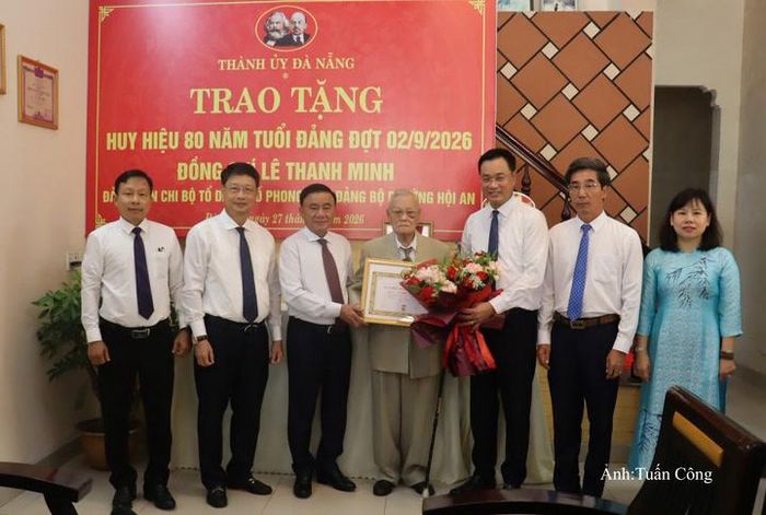 Ủy viên Bộ Chính trị, Thường trực Ban Bí thư Trần Cẩm Tú và lãnh đạo Thành ủy Đà Nẵng tặng hoa chúc mừng đảng viên Lê Thanh Minh