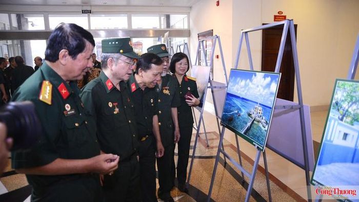 Những bức hình quý giá về biển đảo quê hương đã thu hút sự quan tâm đặc biệt và gợi lại nhiều cảm xúc xúc động cho các đại biểu, cựu chiến binh tham dự.