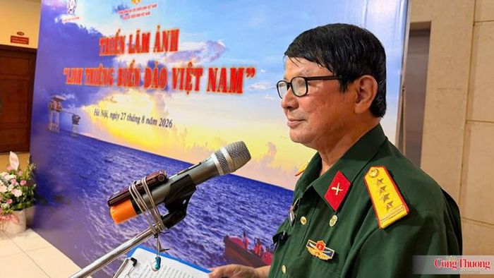 Đại tá, Nghệ sĩ nhiếp ảnh Đoàn Hoài Trung - Chủ tịch Hội Nhiếp ảnh Thành phố Hồ Chí Minh phát biểu tại triển lãm.
