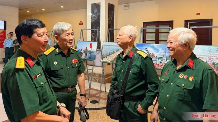 Các đại biểu chia sẻ niềm tự hào khi tham quan không gian nghệ thuật tại triển lãm.