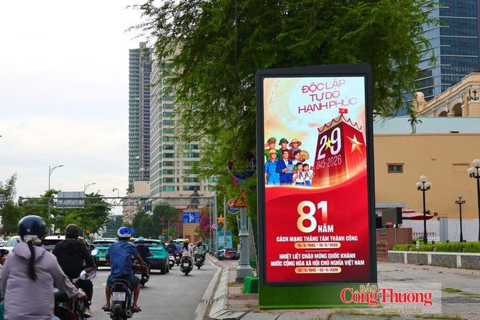Các biển LED trên các tuyến đường cũng được trang hoàng mừng Tết Độc lập 2/9.