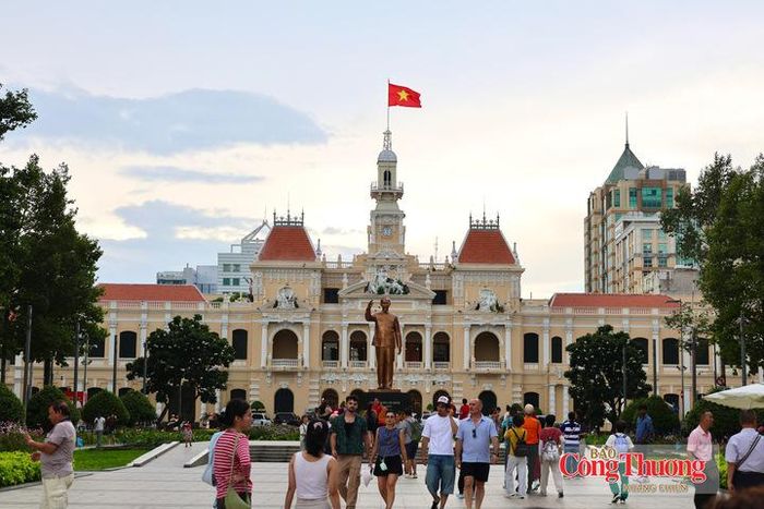 Tại phố đi bộ Nguyễn Huệ, nhiều du khách trong và ngoài nước tập trung tham quan, check-in không khí trước Đại lễ 2/9.