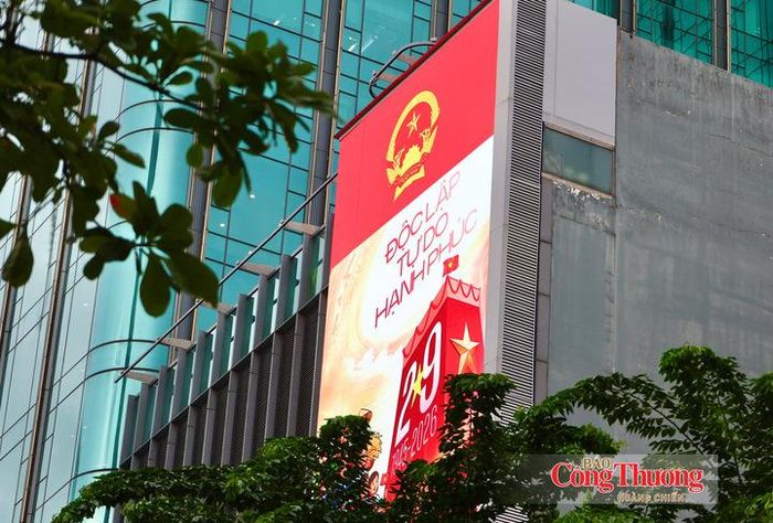 Pano "Độc lập - Tự do - Hạnh phúc" trên tuyến phố.