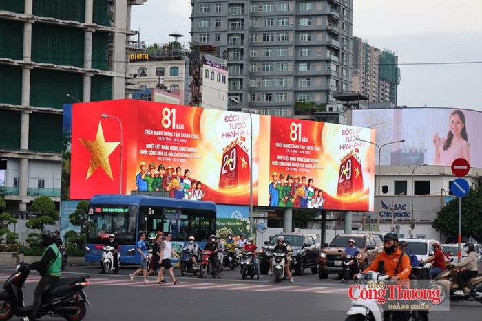Trên các tuyến đường trung tâm như: Đồng Khởi, Nguyễn Huệ, Lê Lợi, Nguyễn Thị Minh Khai..., các biển LED lớn đồng loạt rực đỏ, trình chiếu nội dung tuyên truyền chào mừng Quốc khánh 2/9.