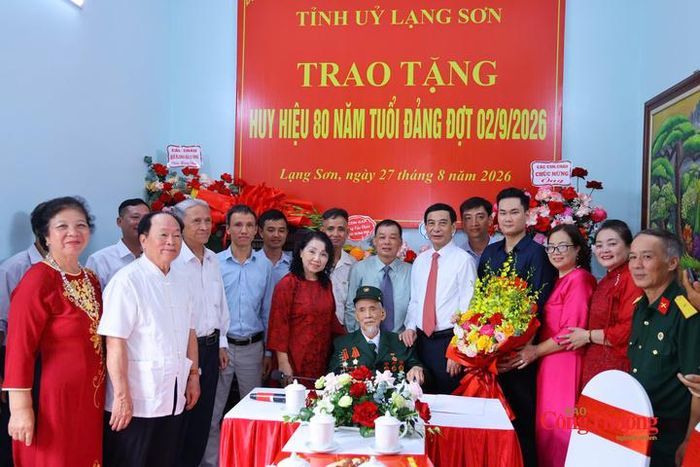 Đại biểu và gia đình đảng viên Nguyễn Thuận An chụp cùng Đại tướng Phan Văn Giang.