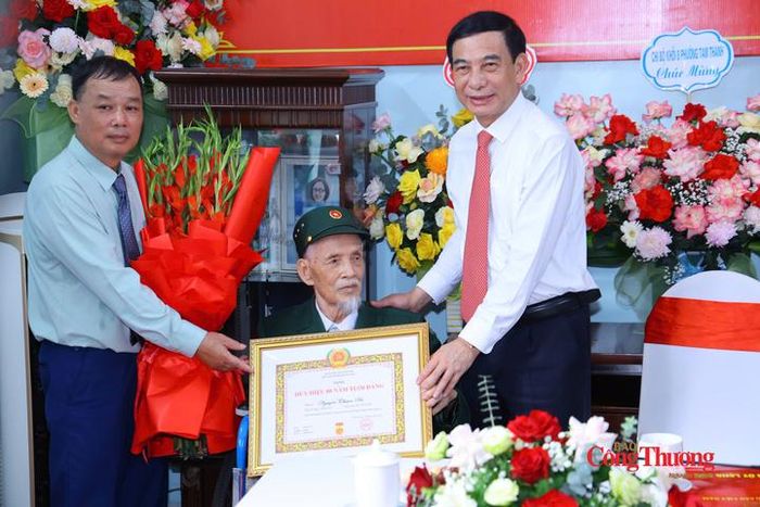 Đồng chí Nguyễn Thuận An vinh dự nhận Huy hiệu 80 năm tuổi Đảng. 