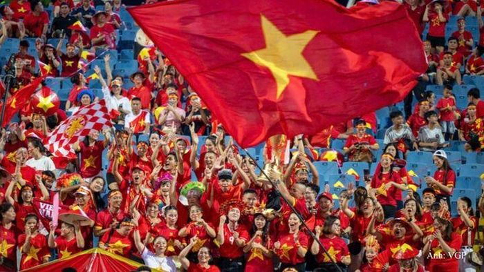 Hàng nghìn người hâm mộ trải qua nhiều cung bậc cảm xúc, từ hồi hộp đến vỡ òa khi đội tuyển Việt Nam vô địch ASEAN Cup 2026.