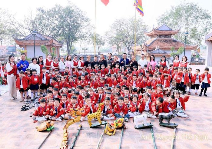 Hoạt động biểu diễn kết hợp với trải nghiệm tìm hiểu về các con rối của các em học sinh. 