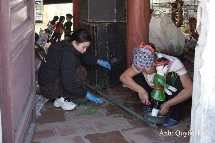 Các nghệ nhân kiểm tra lại các khớp nối của con rối trước giờ biểu diễn. 