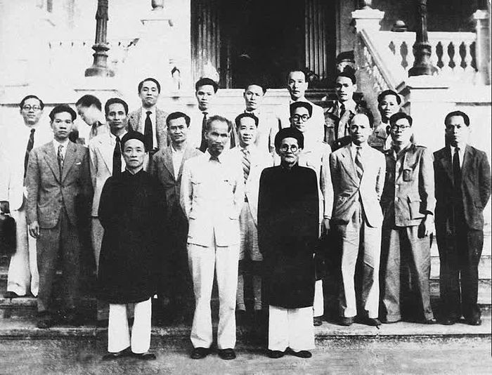 Chủ tịch Hồ Chí Minh và các thành viên Hội đồng Chính phủ lâm thời nước Việt Nam Dân chủ Cộng hòa ra mắt sau phiên họp đầu tiên, sáng 3/9/1945. Ảnh: Tư liệu TTXVN