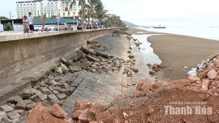 Xã Hoằng Thanh có 6,2 km bờ biển và hơn 16 km đê.