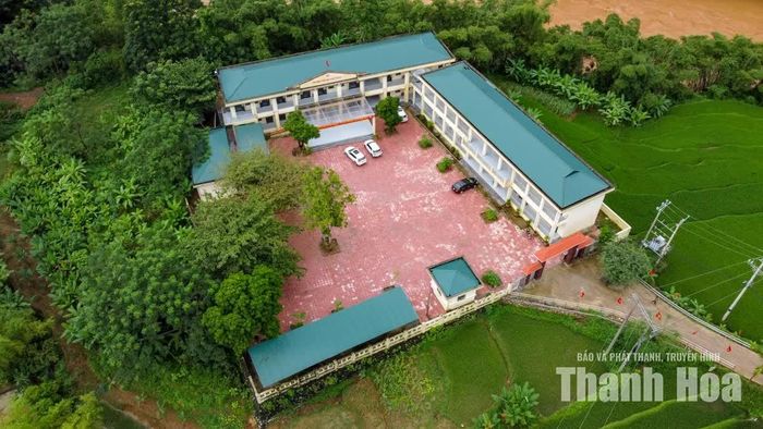 Theo hồ sơ, dự án nâng cấp, xây dựng các hạng mục Trường Tiểu học Nam Xuân là công trình dân dụng cấp III, có tổng vốn đầu tư hơn 14 tỉ đồng. Dự án được triển khai theo Quyết định số 1536/QĐ-UBND do UBND huyện Quan Hóa (cũ) ban hành ngày 27/8/2024, với mục tiêu xây dựng cơ sở giáo dục đạt chuẩn. Công trình dự kiến bàn giao ngày 16/11/2025, nhưng đến tháng 1/2026 mới được bàn giao. Ban đầu, Ban Quản lý dự án đầu tư xây dựng huyện Quan Hóa (cũ) là chủ đầu tư. Sau khi hợp nhất, sắp xếp và vận hành chính quyền địa phương 2 cấp, quyền chủ đầu tư được chuyển giao về UBND xã Nam Xuân. Công trình do Công ty TNHH Thương mại và Xây dựng Khánh Lâm thi công.