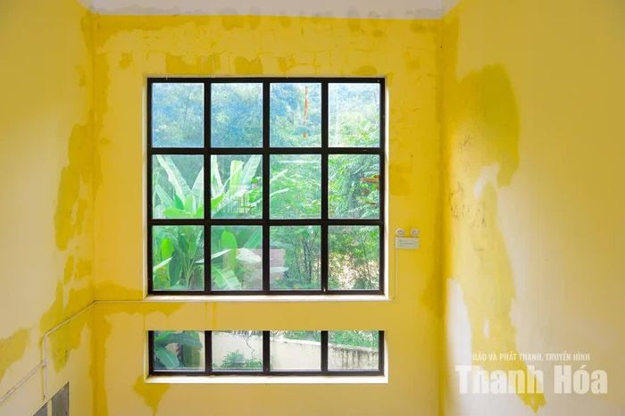 Từ khi công trình được bàn giao đến nay, học sinh mới chỉ sử dụng trong vài tháng rồi nghỉ hè. Tuy nhiên, tình trạng tường một số lớp học bị ngấm nước đã xuất hiện từ trước đợt mưa lũ vừa qua.