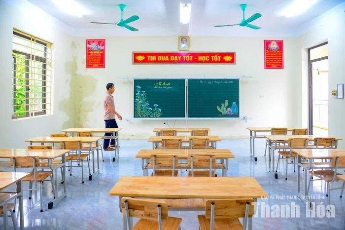 Ngày 26/8, Phó Chủ tịch UBND xã Nam Xuân Hoàng Mạnh Hùng cho biết: “Địa phương kiểm tra công tác chuẩn bị cho năm học 2026-2027, ghi nhận thực trạng nhiều vị trí, lớp học của trường học bị ngấm nước bên trong”. Hiện UBND xã Nam Xuân đã họp, yêu cầu nhà thầu khắc phục tình trạng nước ngấm vào tường và bên trong phòng học trước khi bước vào năm học mới. Công trình mới bàn giao được 7 tháng, vẫn đang trong thời gian bảo hành.