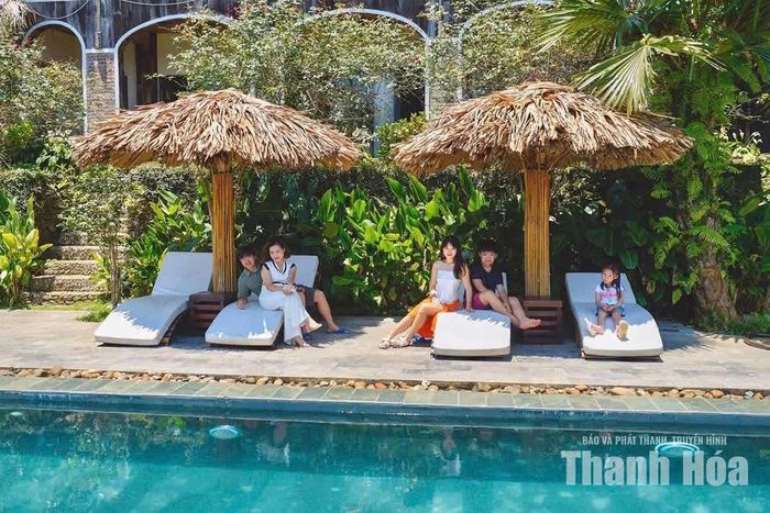 Du khách tận hưởng khoảnh khắc bên gia đình tại các khu nghỉ dưỡng ở Pù Luông.