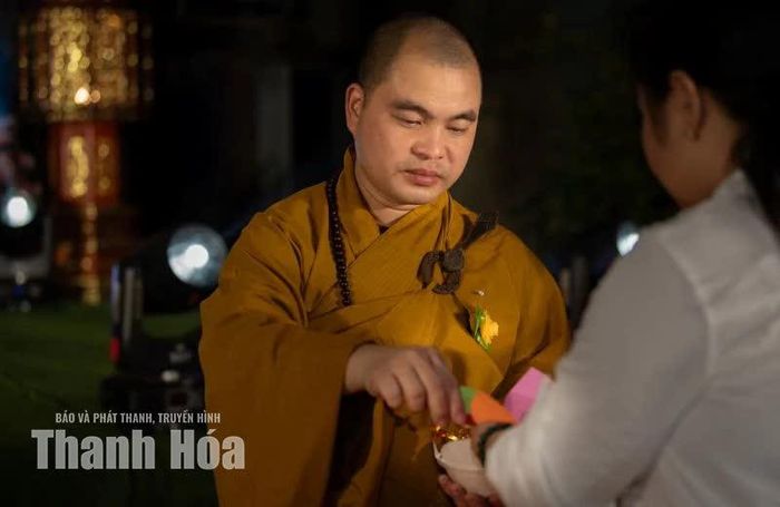 Ngọn đèn đầu tiên được Đại đức Thích Bản Tuệ trao đi, gieo vào lòng người về dự lễ một đốm lửa ấm áp và niềm an vui trong ngày rằm.
