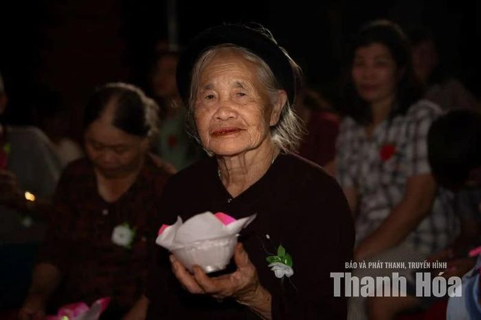 Đóa hoa trắng cài áo và ánh mắt hiền hậu dõi theo ngọn đèn, như một chuyến tàu lặng lẽ quay về miền ký ức xưa cũ có mẹ cha.