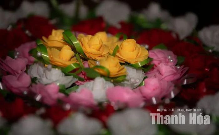 Khay hoa đủ sắc màu được chuẩn bị tươm tất, chờ đón giây phút chạm vào sâu thẳm ân tình của mỗi người.