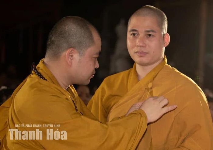 Chư tăng cẩn thận chỉnh lại vạt áo nâu sòng, cài lên áo nhau nhành hoa đạo.