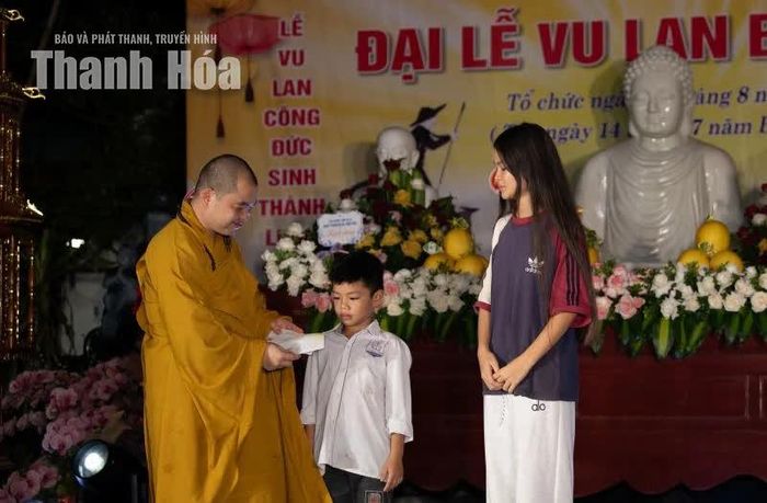 Đại đức Thích Bản Tuệ trao tặng phần quà cho các em nhỏ vượt khó tại địa phương.