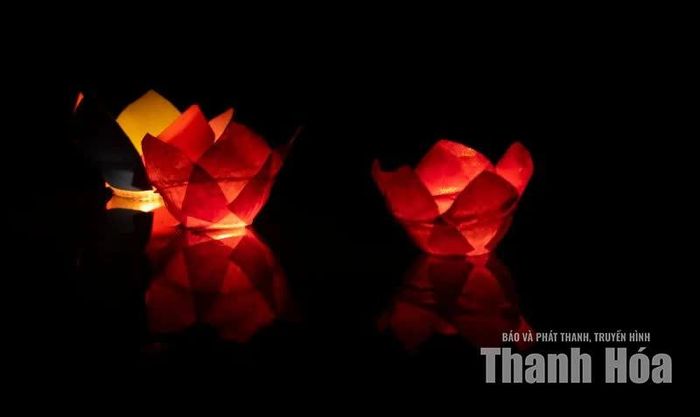 Ngọn đăng cuối cùng đã trôi xa trong đêm trước ngày rằm tháng Bảy, trả lại cho dòng nước vẻ phẳng lặng vốn có, nhưng hơi ấm của mùa Vu Lan nơi chùa Báo Ân thì vẫn ở lại vẹn nguyên nơi lồng ngực. Đạo hiếu chẳng phải chỉ nằm lại trong một mùa lễ hội, mà là cách ta trở về sau những bộn bề, cúi xuống nhìn đôi bàn tay gầy của mẹ, mái tóc pha sương của cha, để nhận ra yêu thương và còn mẹ cha để phụng dưỡng chính là phúc phần lớn nhất trong đời.
