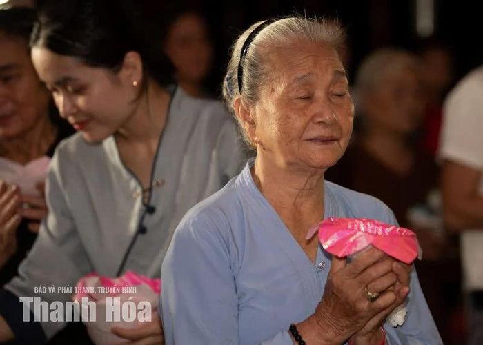 Khép nhẹ đôi mi giữa lung linh ánh nến, gác lại hết muộn phiền để giữ thành tâm cầu an cho người thân.