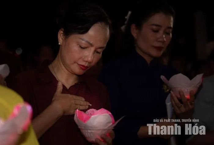 Cúi đầu lặng lẽ trước ngọn đăng, bàn tay đặt lên ngực, nơi mỗi nhịp đập đều thổn thức hai chữ tri ân.