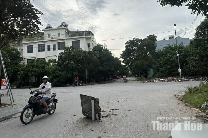 Ngay trên trục đường thuộc Mặt bằng 2125, một hố ga bị vỡ nắp nằm ngay giữa đường, gần khu vực ngã tư giao cắt. Để cảnh báo, người dân xung quanh phải dùng ván, thanh gỗ cắm xuống miệng hố. Tuy nhiên, những vật dụng tạm bợ này khó có thể bảo đảm an toàn, nhất là khi phương tiện lưu thông với tốc độ cao hoặc người điều khiển thiếu quan sát.