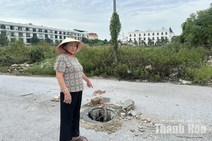 Theo bà Trịnh Thị Vũ, người dân sống gần Mặt bằng 2125, hố ga này đã bị hư hỏng khoảng 2 năm nay nhưng chưa được thay thế, sửa chữa. Đã có nhiều trường hợp người đi đường không may đi vào hố và bị ngã.